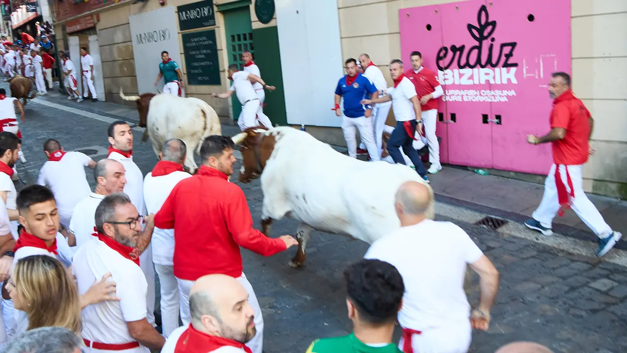 Tercer encierro de San Fermín 2025 con toros de Álvaro Núñez en el tramo de Santo Domingo. IÑIGO ALZUGARAY