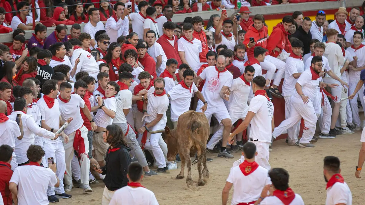 Suelta de vaquillas tras el tercer encierro de San Fermín en Pamplona.. Maite H. Mateo.-05