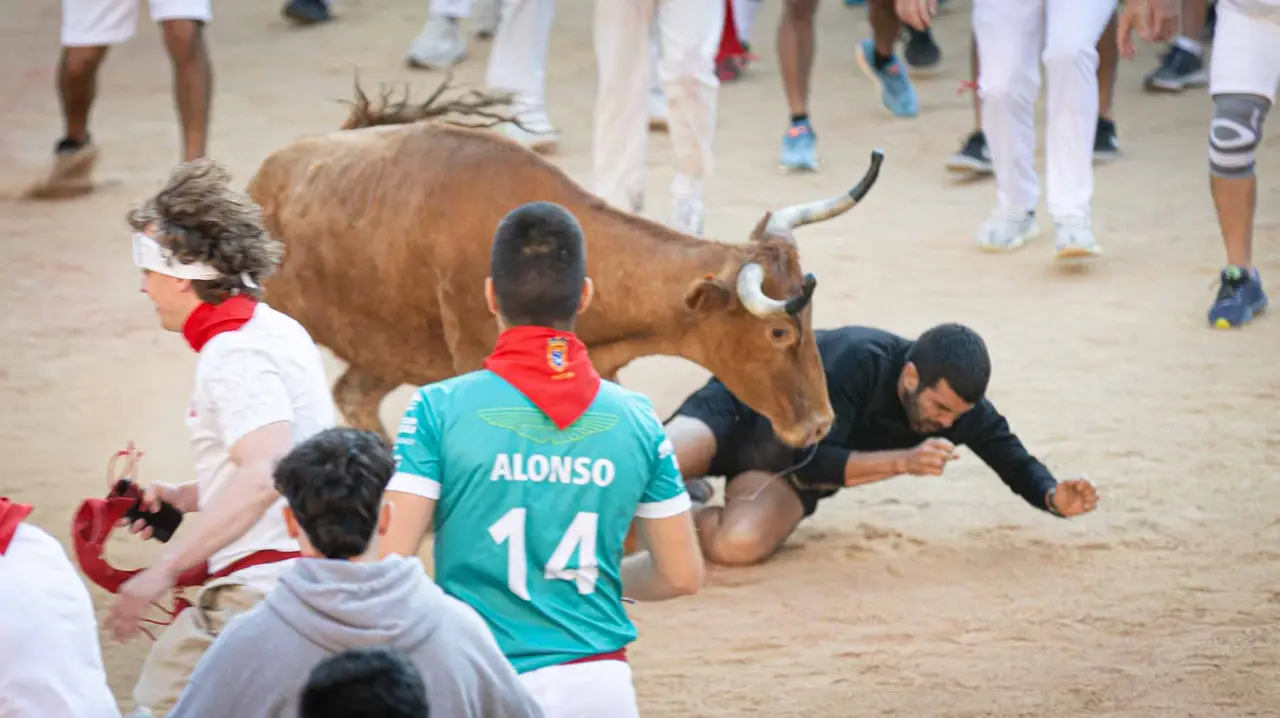 Suelta de vaquillas tras el tercer encierro de San Fermín en Pamplona.. Maite H. Mateo.-06