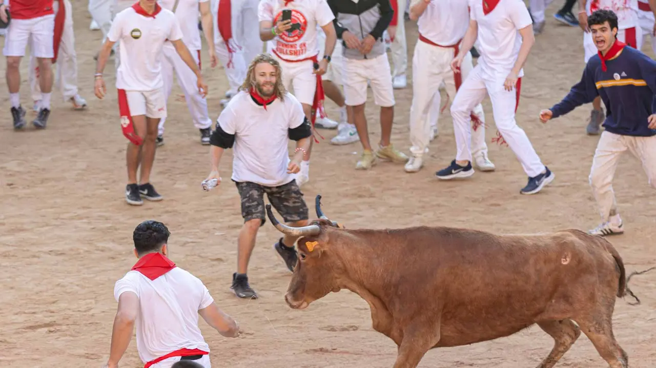 Suelta de vaquillas tras el tercer encierro de San Fermín en Pamplona.. Maite H. Mateo.-13