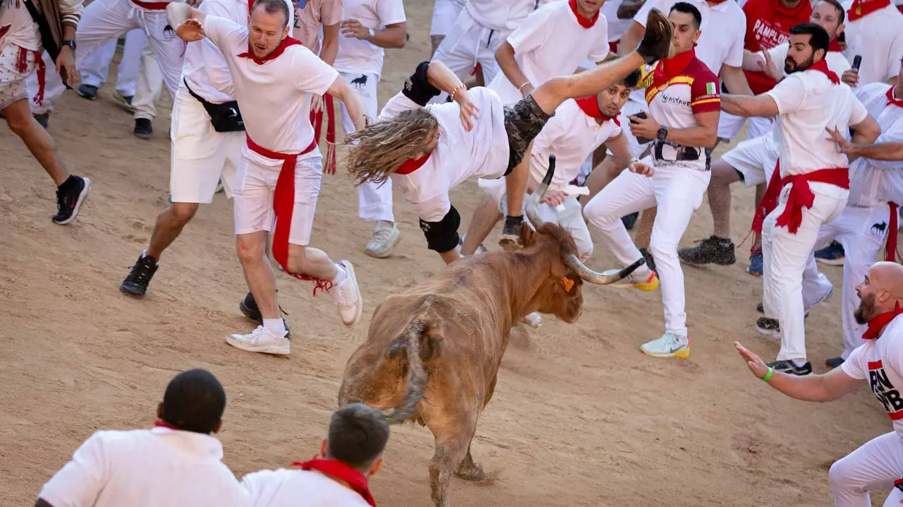 Suelta de vaquillas tras el tercer encierro de San Fermín en Pamplona.. Maite H. Mateo.-14