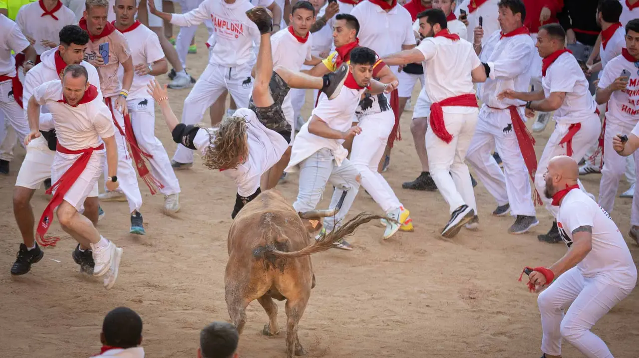 Suelta de vaquillas tras el tercer encierro de San Fermín en Pamplona.. Maite H. Mateo.-15