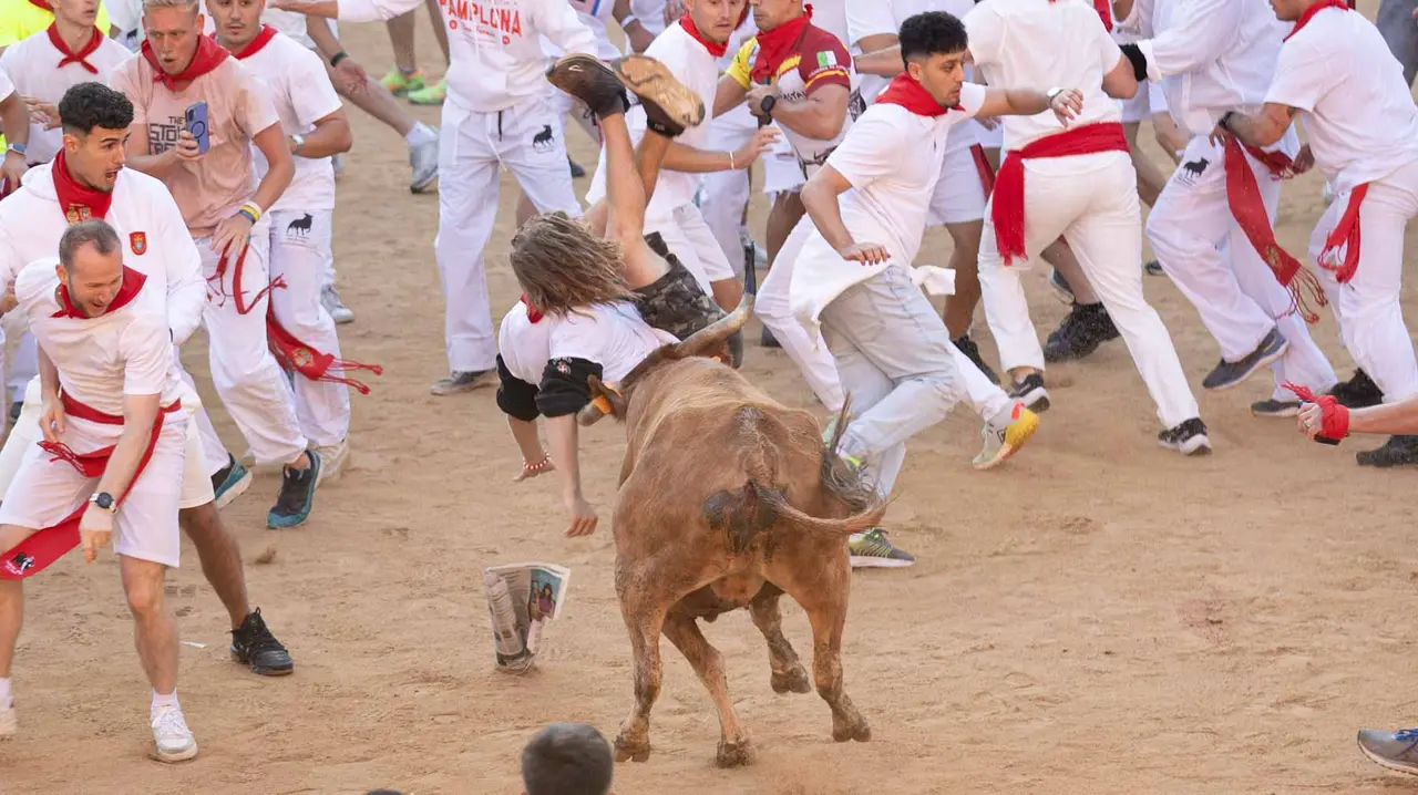 Suelta de vaquillas tras el tercer encierro de San Fermín en Pamplona.. Maite H. Mateo.-16
