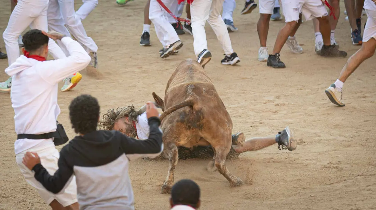Suelta de vaquillas tras el tercer encierro de San Fermín en Pamplona.. Maite H. Mateo.-17