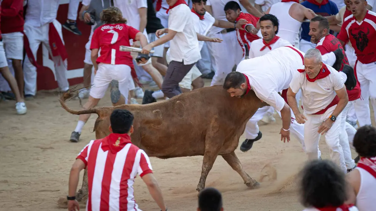 Suelta de vaquillas tras el tercer encierro de San Fermín en Pamplona.. Maite H. Mateo.-20