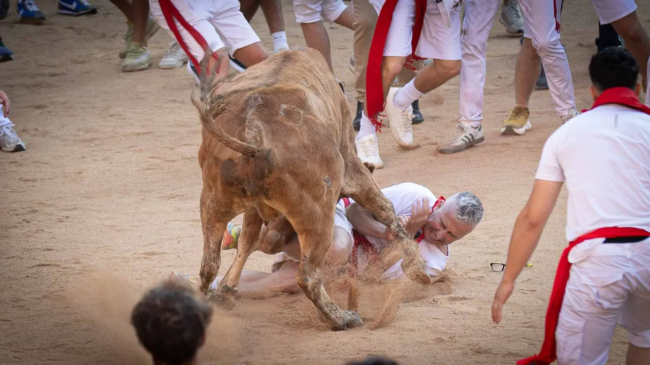 Suelta de vaquillas tras el tercer encierro de San Fermín en Pamplona.. Maite H. Mateo.-21