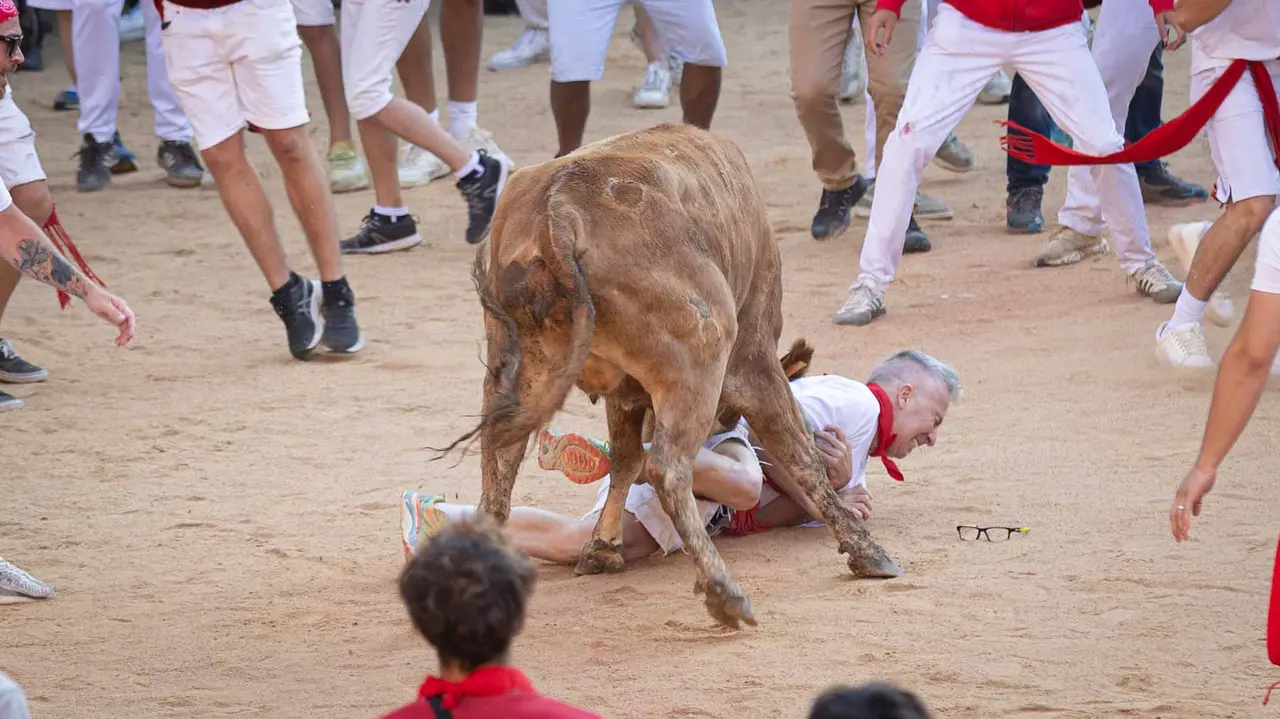 Suelta de vaquillas tras el tercer encierro de San Fermín en Pamplona.. Maite H. Mateo.-22