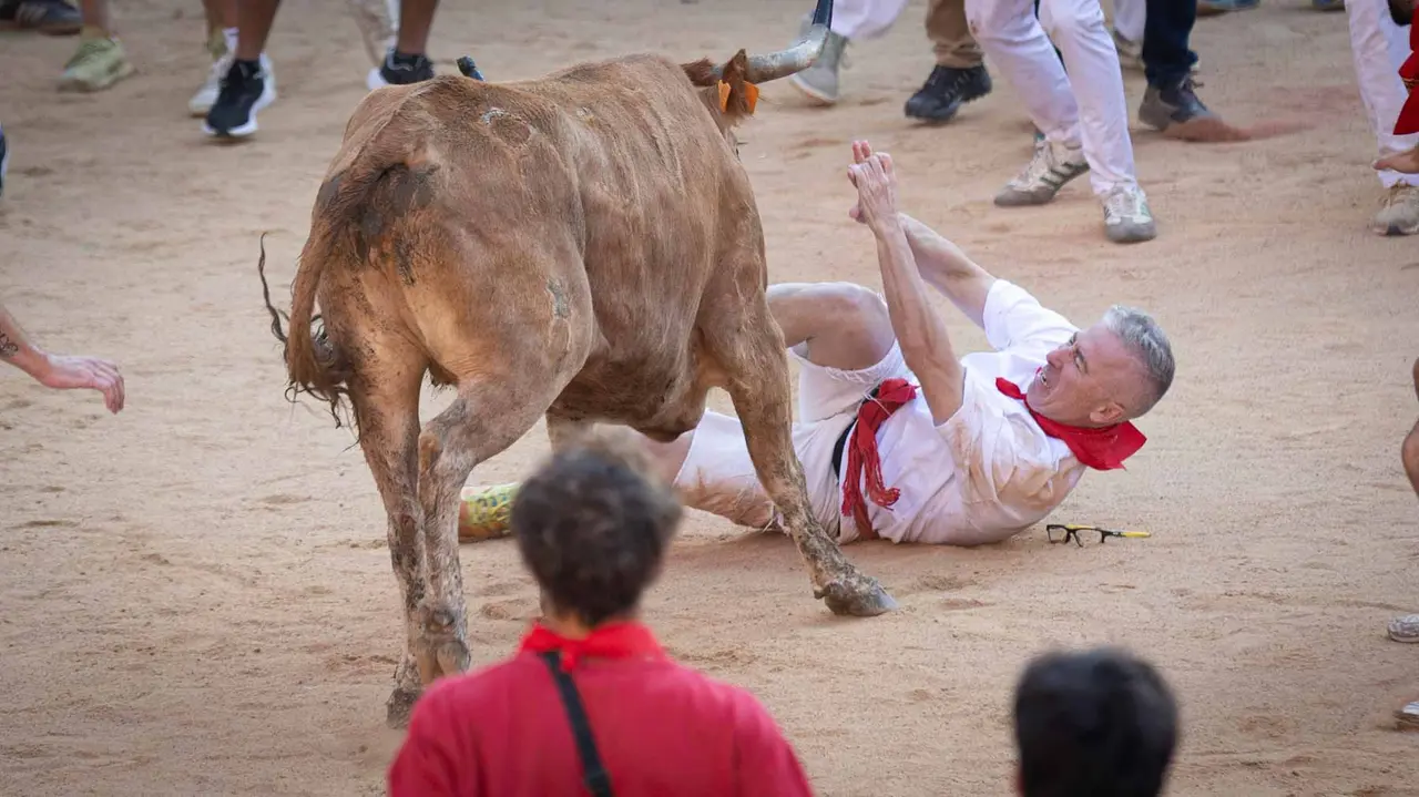 Suelta de vaquillas tras el tercer encierro de San Fermín en Pamplona.. Maite H. Mateo.-23