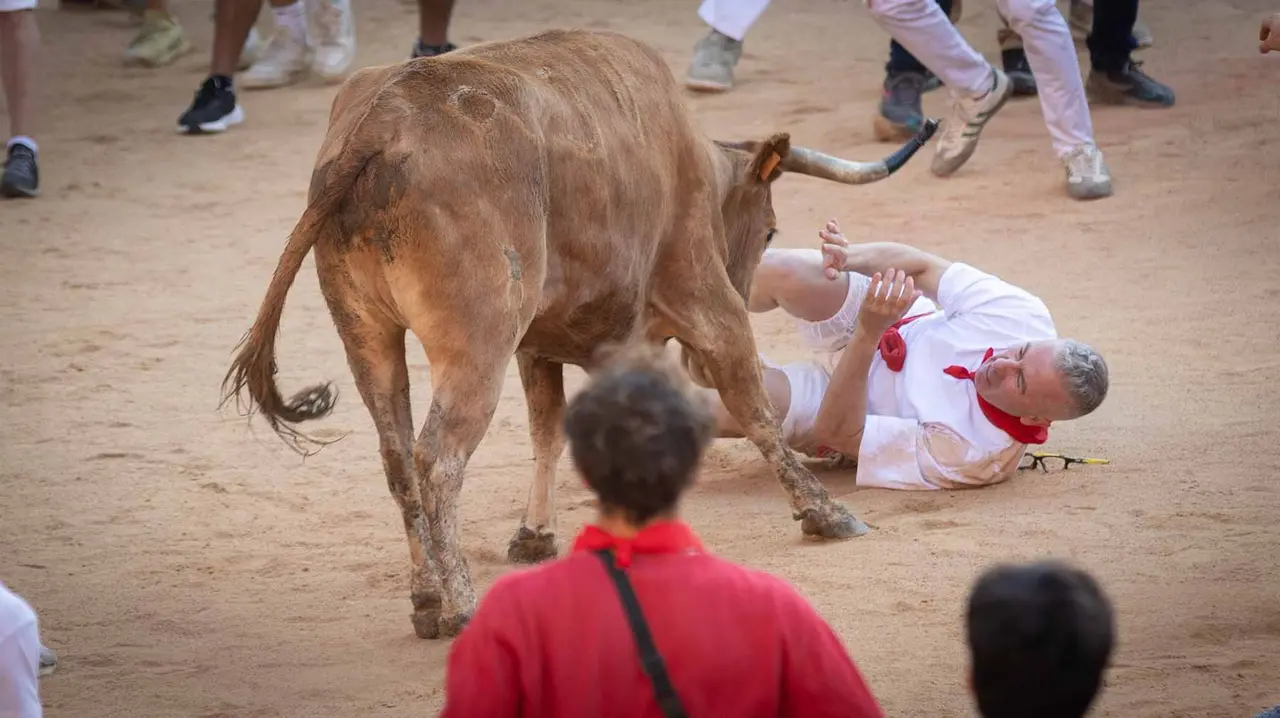Suelta de vaquillas tras el tercer encierro de San Fermín en Pamplona.. Maite H. Mateo.-24