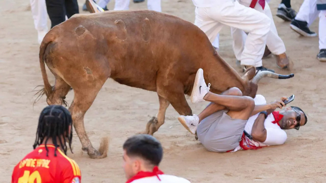 Suelta de vaquillas tras el tercer encierro de San Fermín en Pamplona.. Maite H. Mateo.-26
