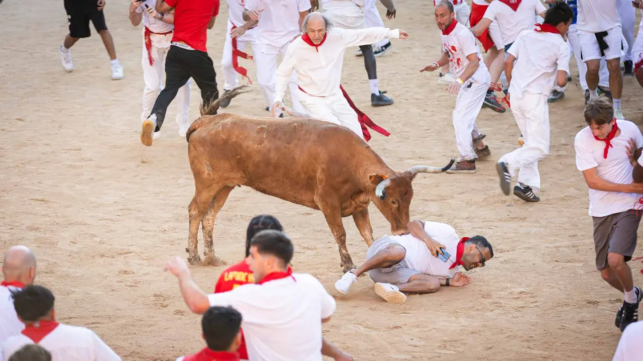 Suelta de vaquillas tras el tercer encierro de San Fermín en Pamplona.. Maite H. Mateo.-27