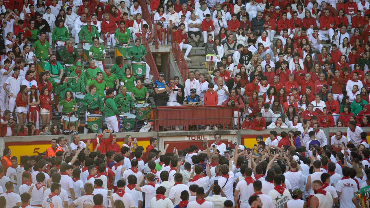 Suelta de vaquillas tras el tercer encierro de San Fermín en Pamplona.. Maite H. Mateo.-28
