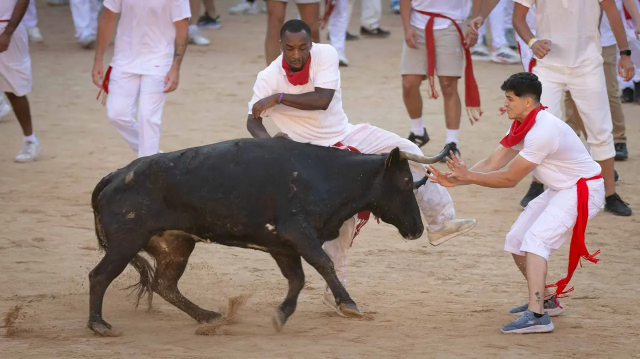 Suelta de vaquillas tras el tercer encierro de San Fermín en Pamplona.. Maite H. Mateo.-31