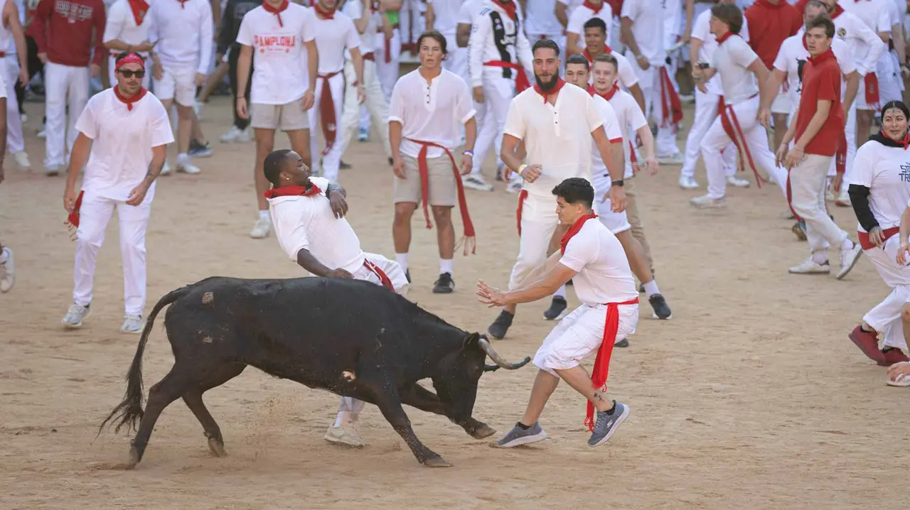 Suelta de vaquillas tras el tercer encierro de San Fermín en Pamplona.. Maite H. Mateo.-32