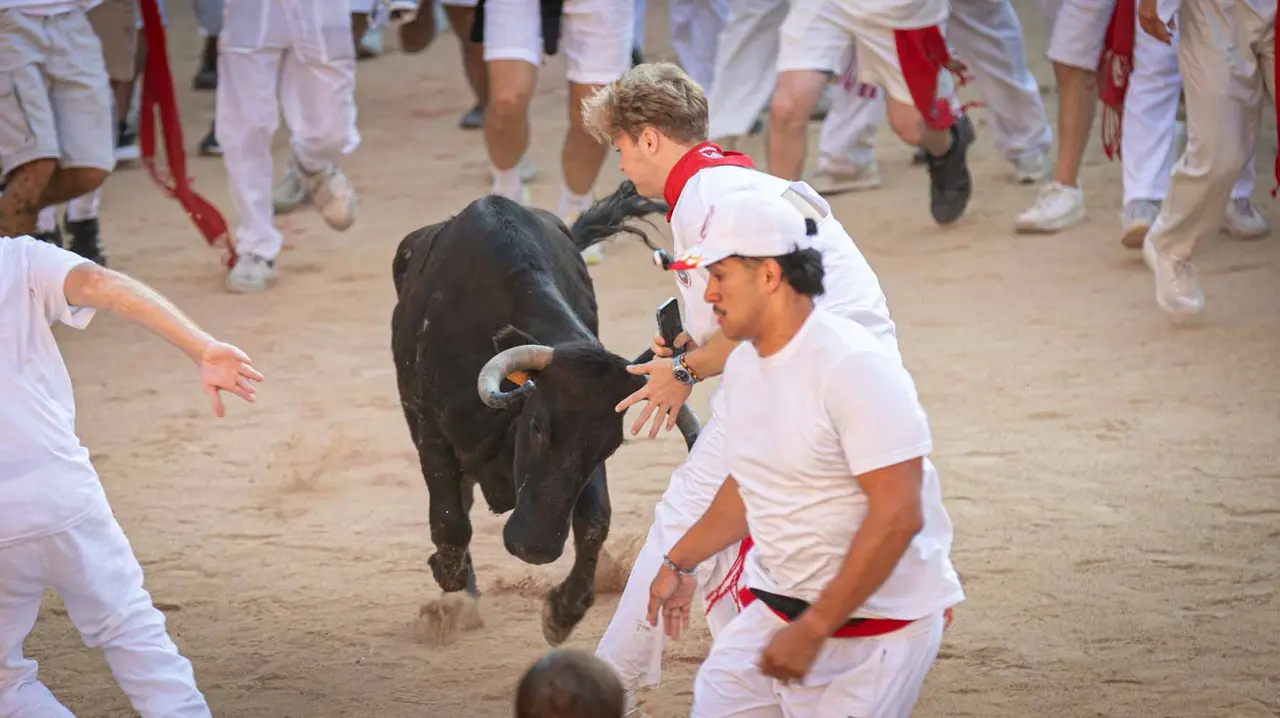 Suelta de vaquillas tras el tercer encierro de San Fermín en Pamplona.. Maite H. Mateo.-33