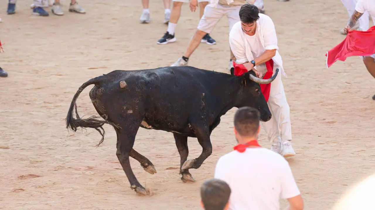 Suelta de vaquillas tras el tercer encierro de San Fermín en Pamplona.. Maite H. Mateo.-35