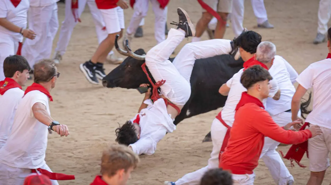 Suelta de vaquillas tras el tercer encierro de San Fermín en Pamplona.. Maite H. Mateo.-37