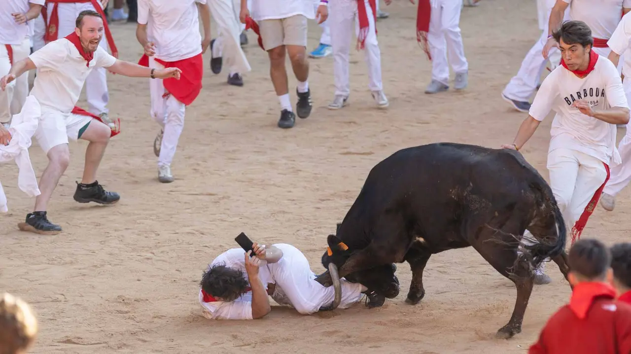 Suelta de vaquillas tras el tercer encierro de San Fermín en Pamplona.. Maite H. Mateo.-38