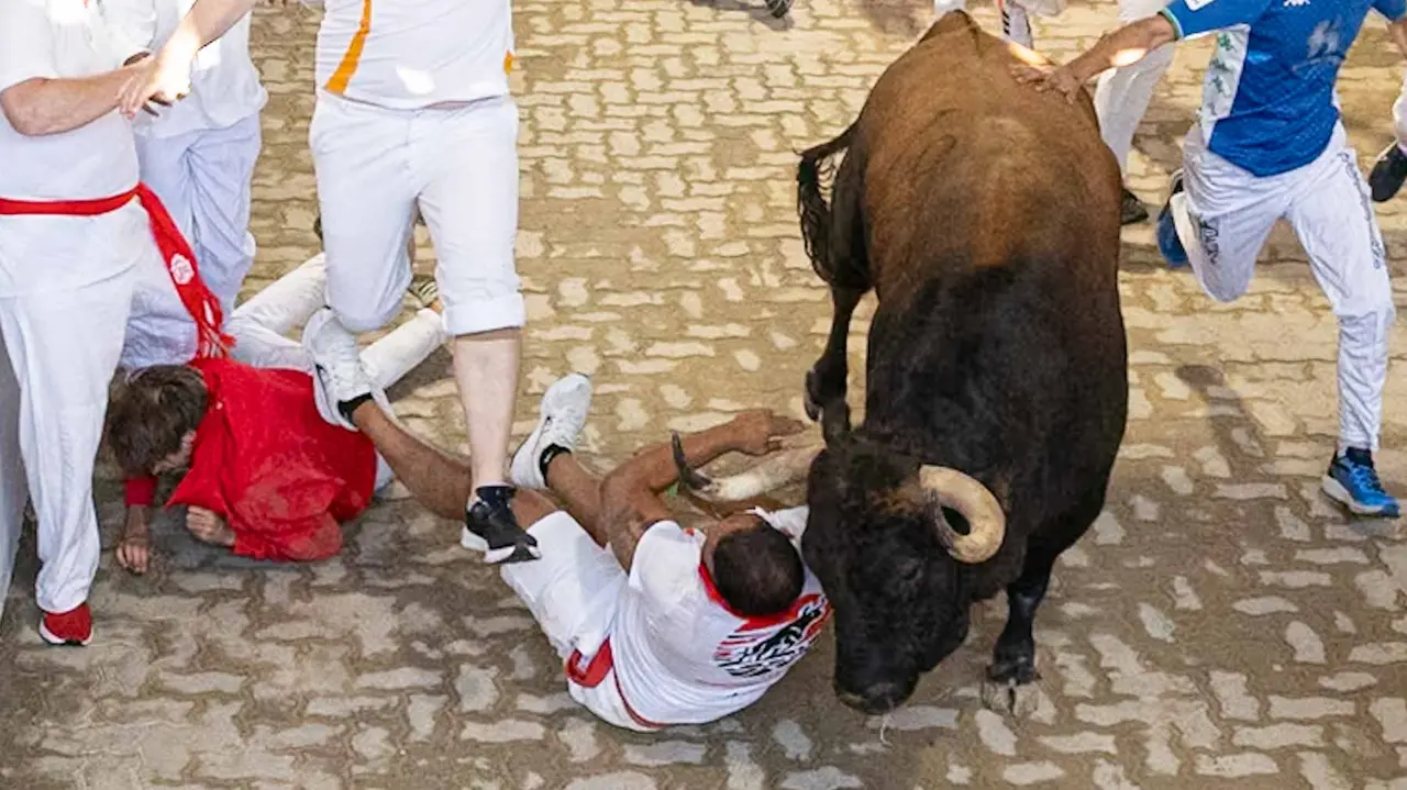 Tercer encierro de San Fermín con toros de Álvaro Núñez en callejón plaza. Maite H. Mateo.-1