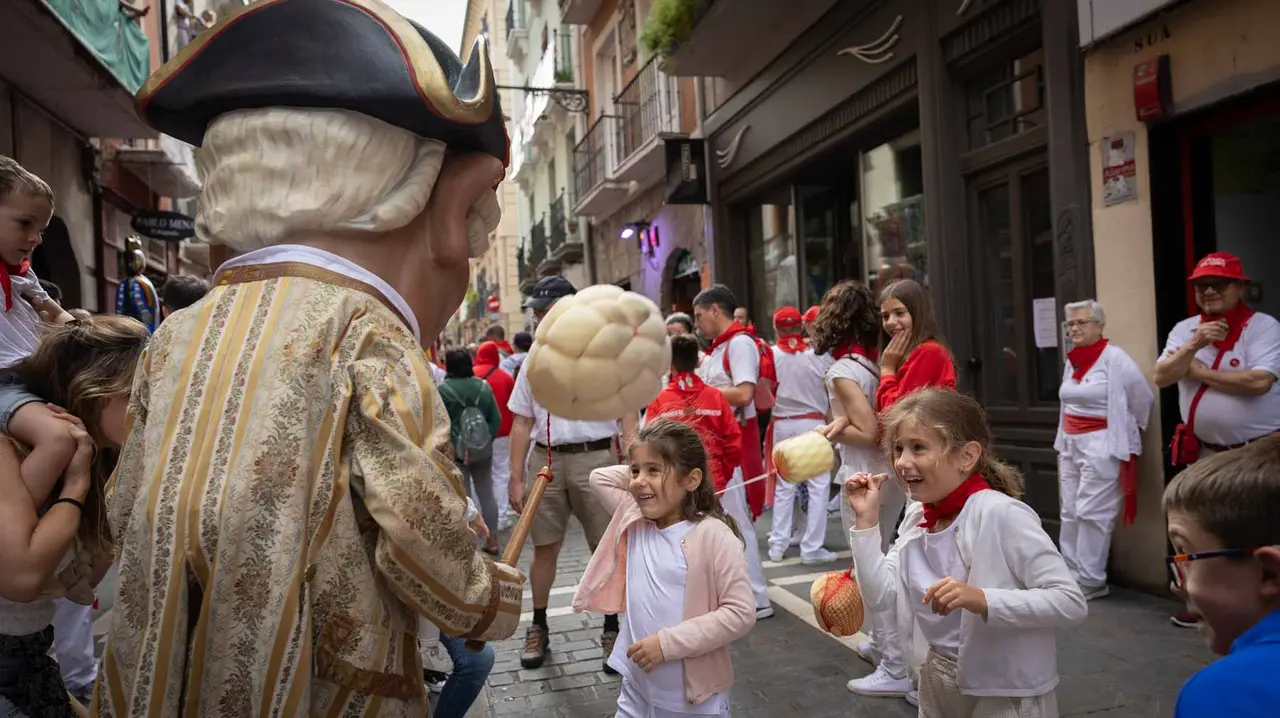Cientos de niños recorren las calles con la Comparsa. Maite H. Mateo.-03