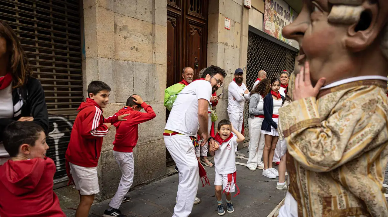 Cientos de niños recorren las calles con la Comparsa. Maite H. Mateo.-04