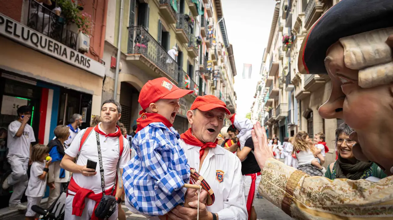 Cientos de niños recorren las calles con la Comparsa. Maite H. Mateo.-05