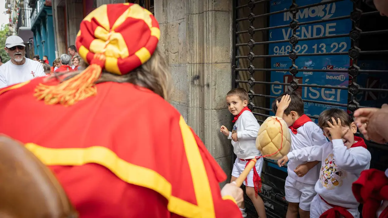 Cientos de niños recorren las calles con la Comparsa. Maite H. Mateo.-09