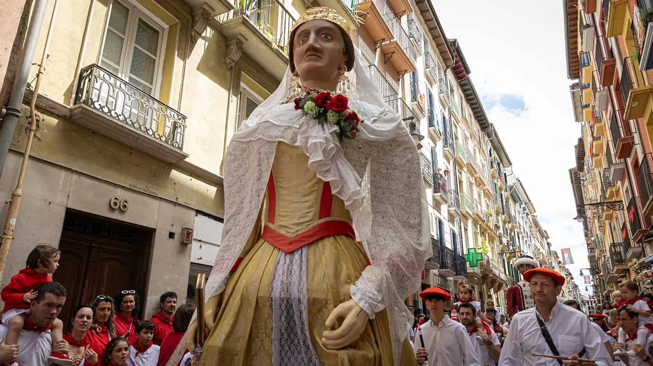 Cientos de niños recorren las calles con la Comparsa. Maite H. Mateo.-14