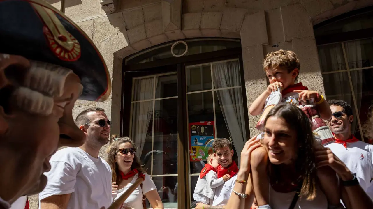 Cientos de niños recorren las calles con la Comparsa. Maite H. Mateo.-17