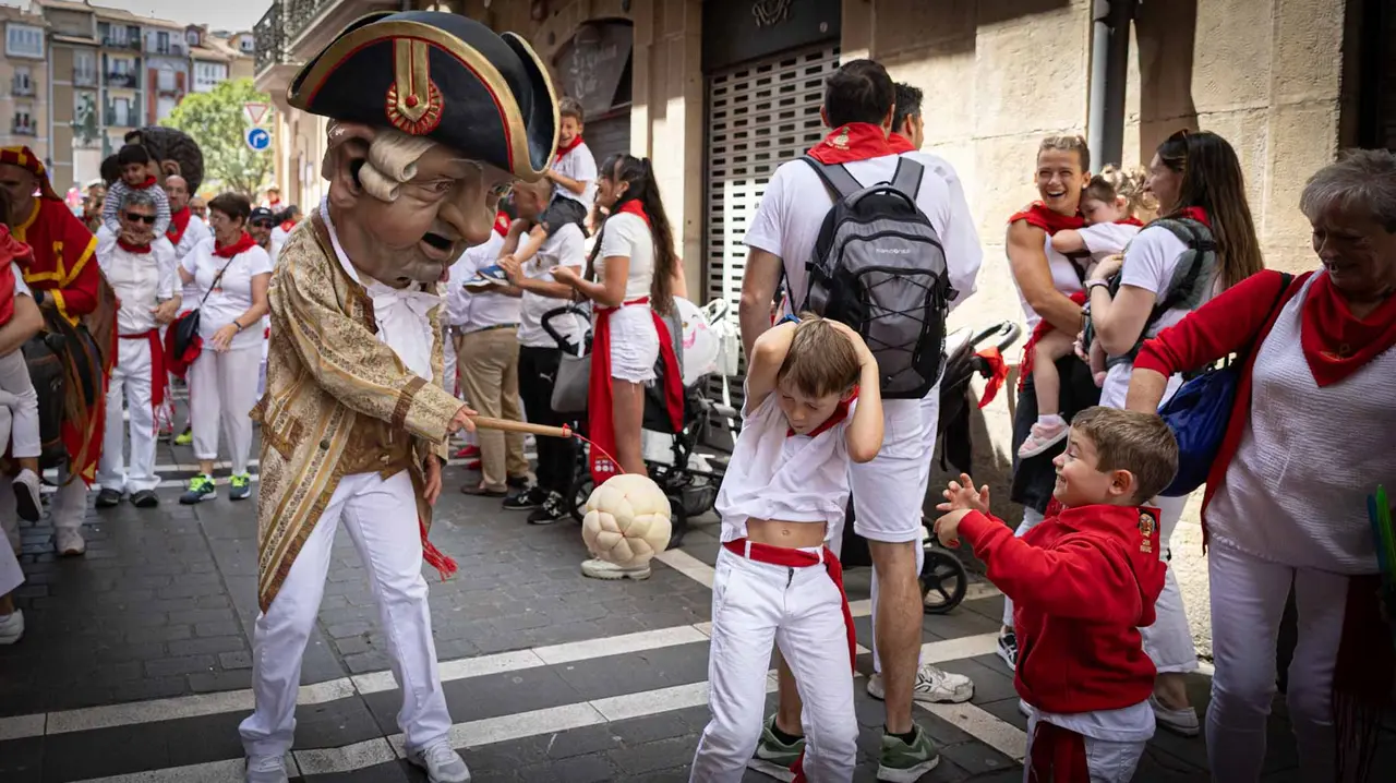 Cientos de niños recorren las calles con la Comparsa. Maite H. Mateo.-18