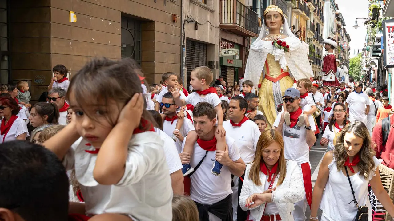 Cientos de niños recorren las calles con la Comparsa. Maite H. Mateo.-21
