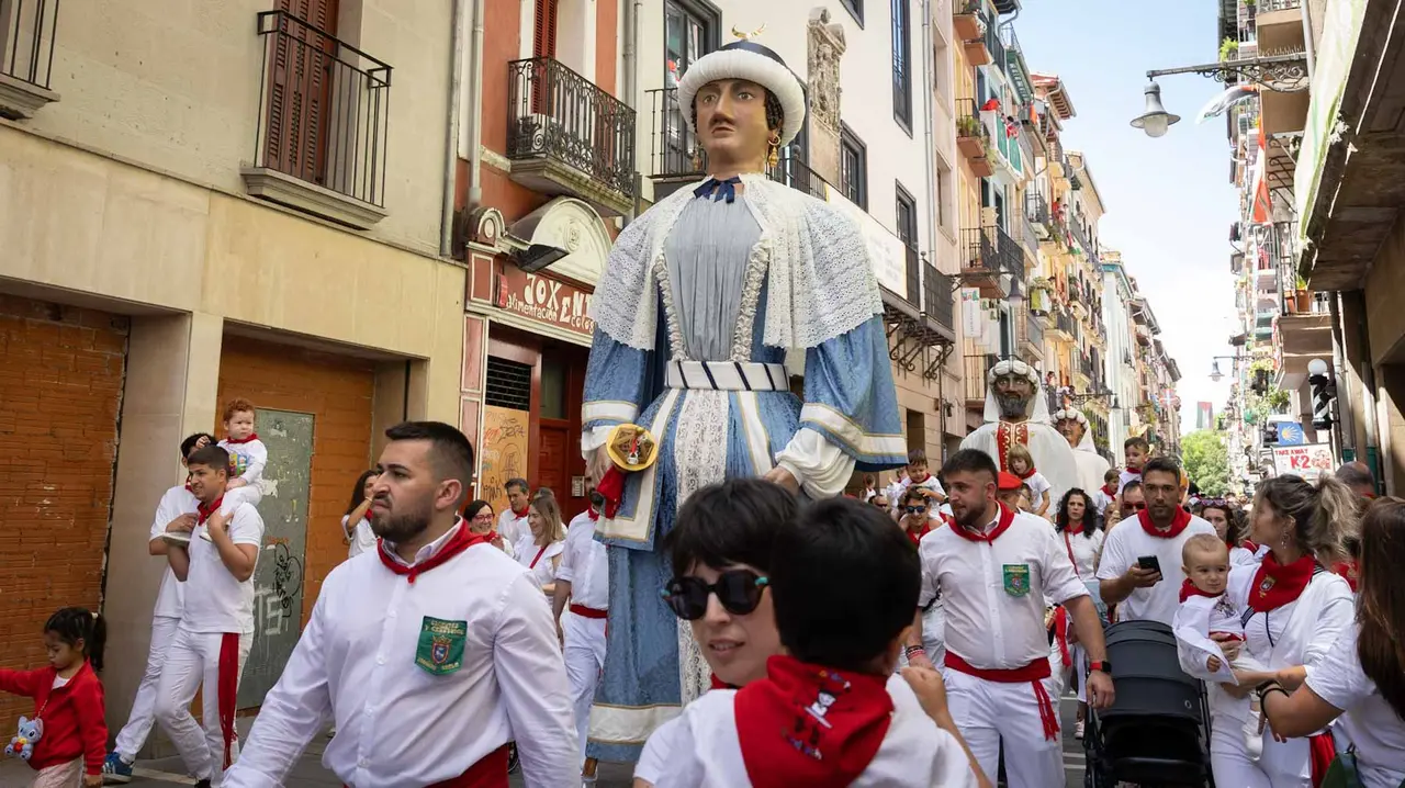 Cientos de niños recorren las calles con la Comparsa. Maite H. Mateo.-23