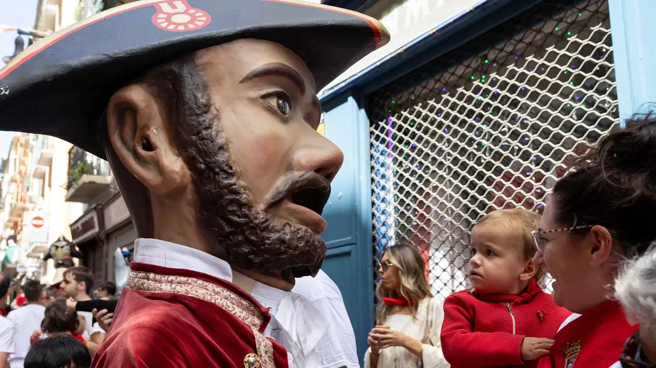 Cientos de niños recorren las calles con la Comparsa. Maite H. Mateo.-20
