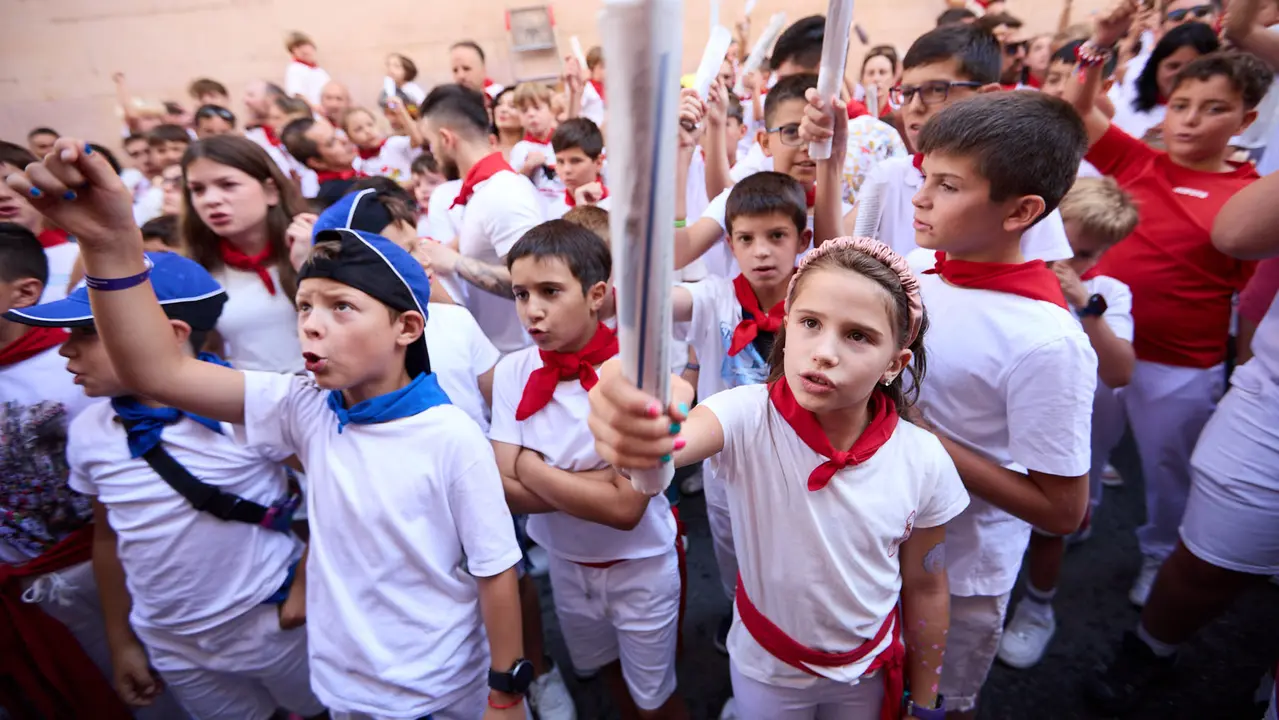 Encierro Txiki en la Cuesta de Santo Domingo de Pamplona durante las fiestas de San Fermín 2025. IÑIGO ALZUGARAY