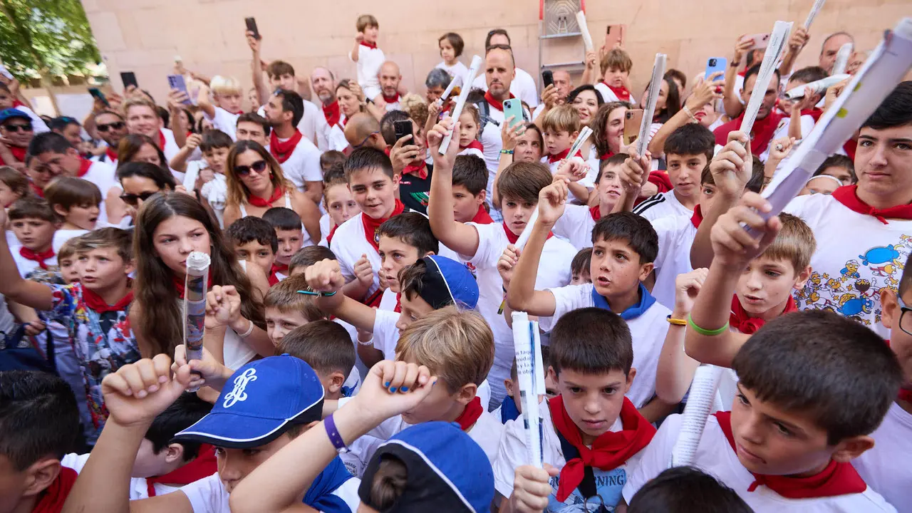 Encierro Txiki en la Cuesta de Santo Domingo de Pamplona durante las fiestas de San Fermín 2025. IÑIGO ALZUGARAY