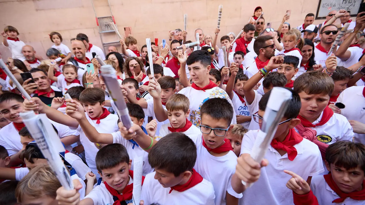 Encierro Txiki en la Cuesta de Santo Domingo de Pamplona durante las fiestas de San Fermín 2025. IÑIGO ALZUGARAY
