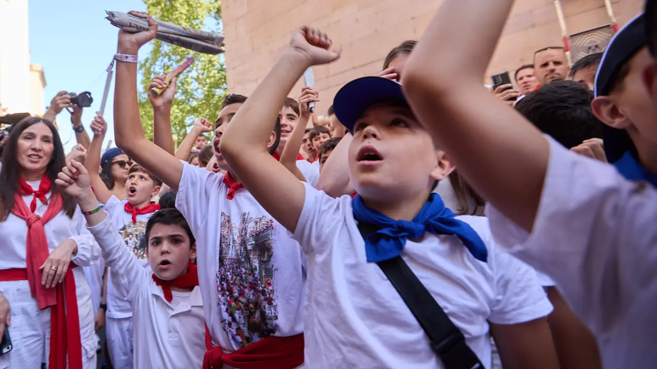 Encierro Txiki en la Cuesta de Santo Domingo de Pamplona durante las fiestas de San Fermín 2025. IÑIGO ALZUGARAY