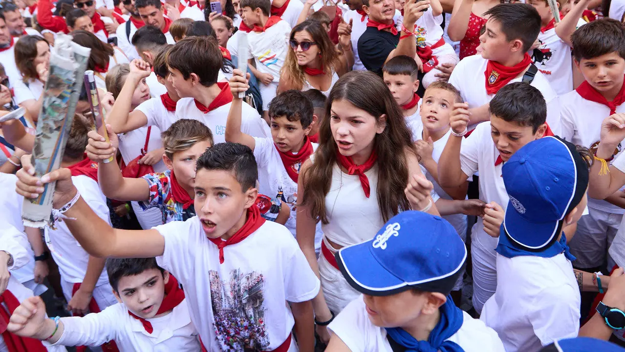 Encierro Txiki en la Cuesta de Santo Domingo de Pamplona durante las fiestas de San Fermín 2025. IÑIGO ALZUGARAY