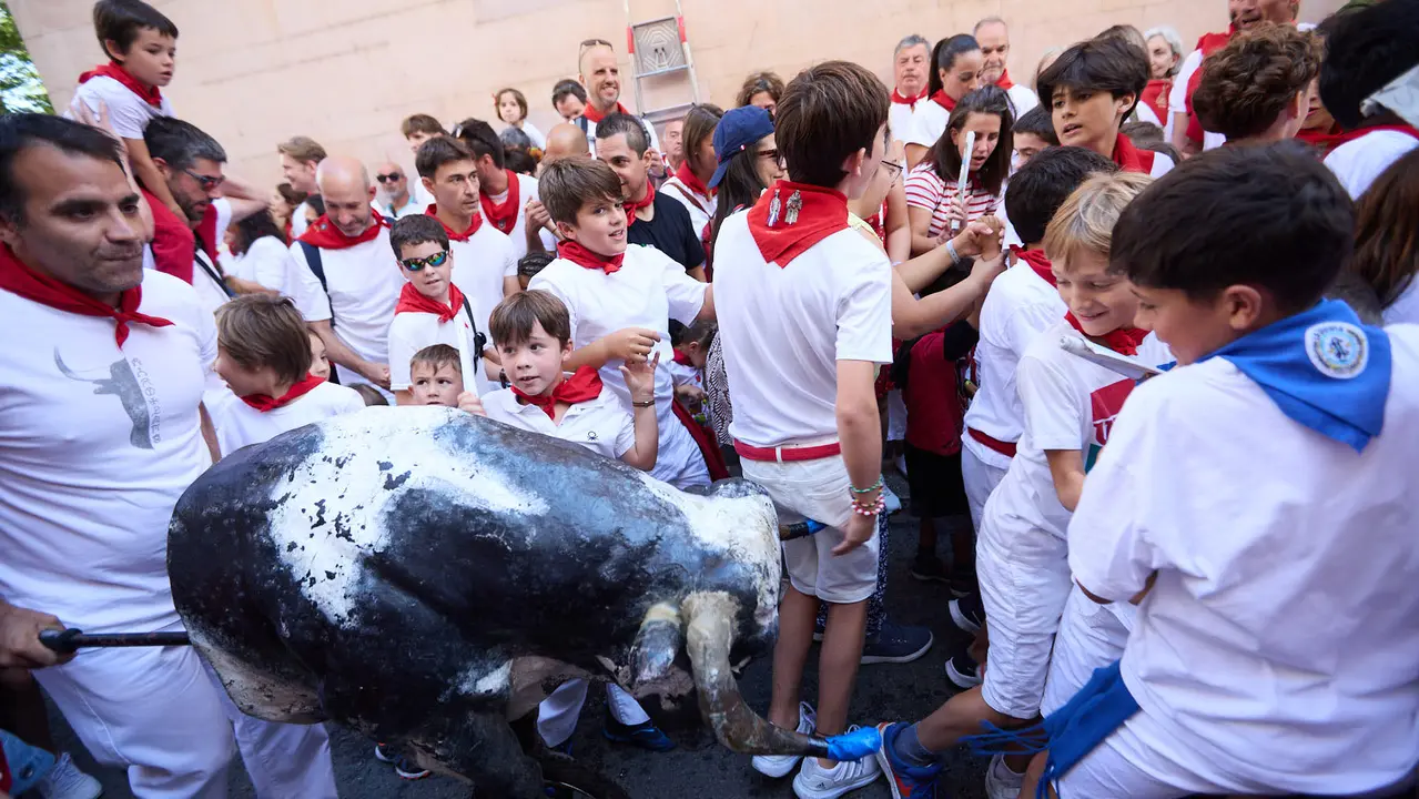 Encierro Txiki en la Cuesta de Santo Domingo de Pamplona durante las fiestas de San Fermín 2025. IÑIGO ALZUGARAY