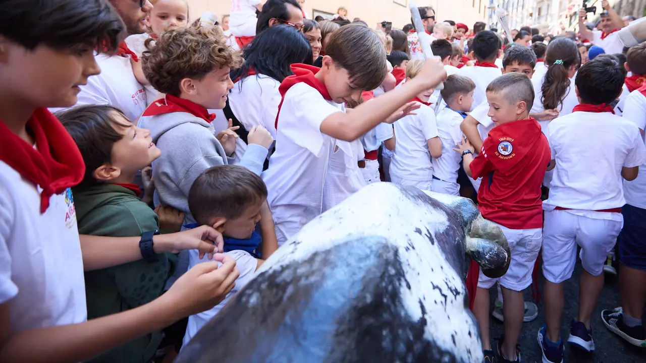 Encierro Txiki en la Cuesta de Santo Domingo de Pamplona durante las fiestas de San Fermín 2025. IÑIGO ALZUGARAY
