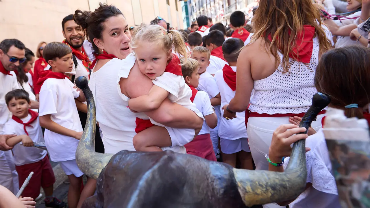 Encierro Txiki en la Cuesta de Santo Domingo de Pamplona durante las fiestas de San Fermín 2025. IÑIGO ALZUGARAY