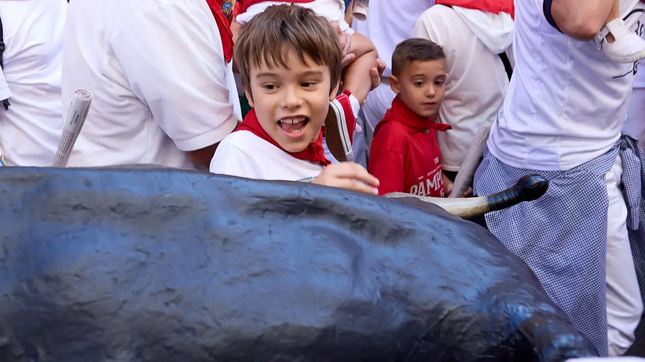 Encierro Txiki en la Cuesta de Santo Domingo de Pamplona durante las fiestas de San Fermín 2025. IÑIGO ALZUGARAY
