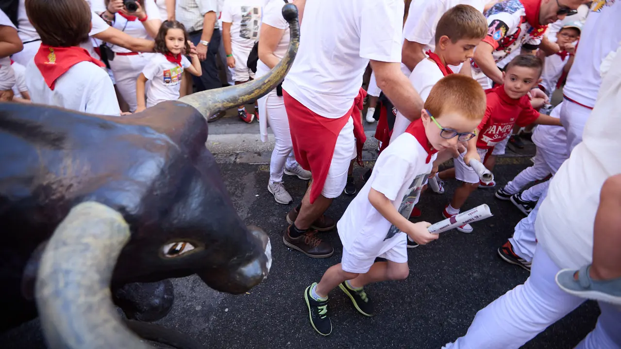 Encierro Txiki en la Cuesta de Santo Domingo de Pamplona durante las fiestas de San Fermín 2025. IÑIGO ALZUGARAY