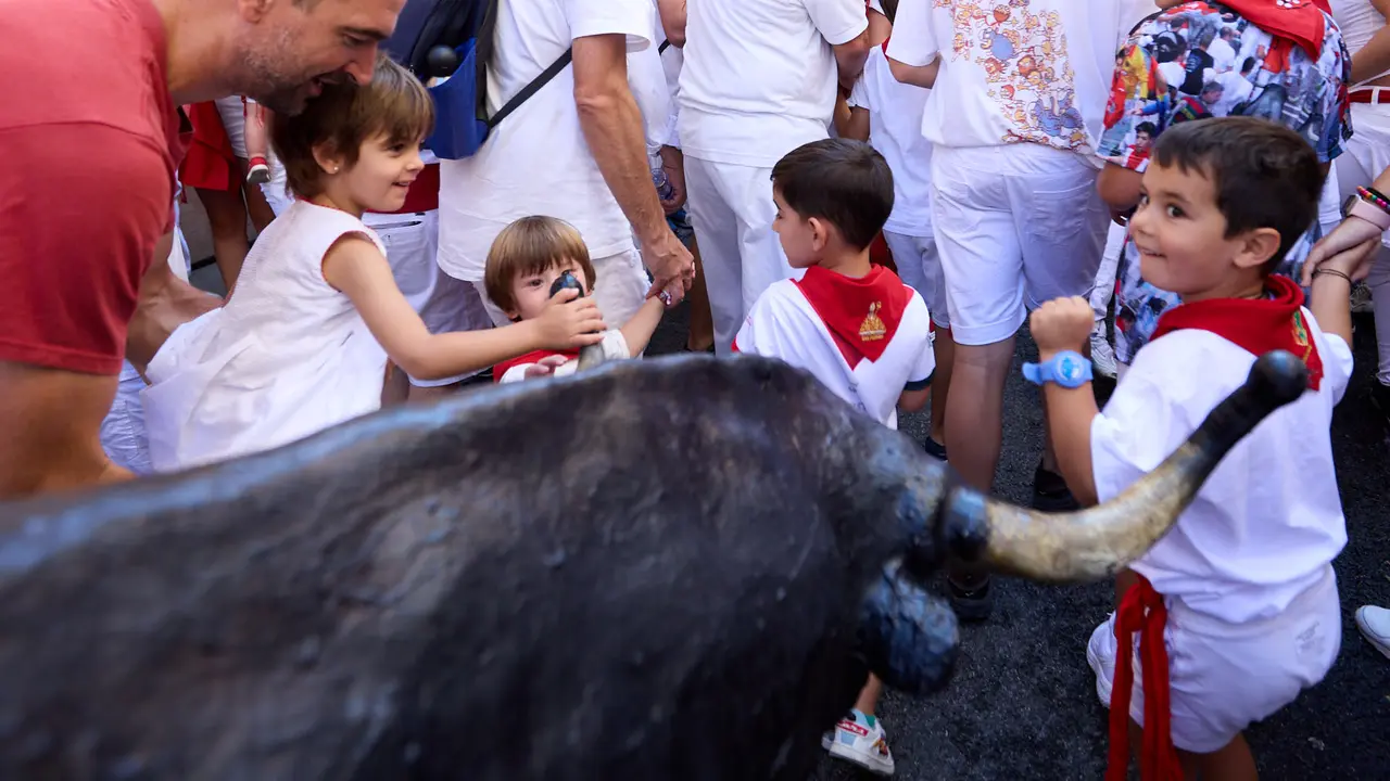 Encierro Txiki en la Cuesta de Santo Domingo de Pamplona durante las fiestas de San Fermín 2025. IÑIGO ALZUGARAY