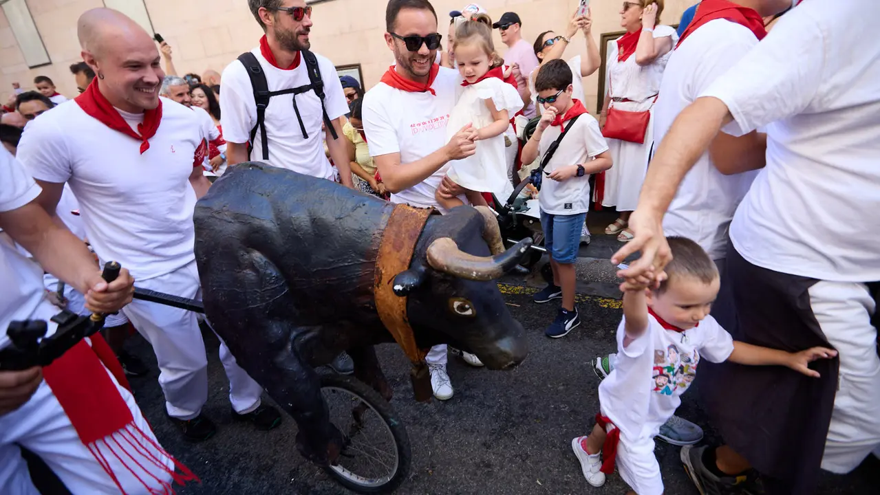 Encierro Txiki en la Cuesta de Santo Domingo de Pamplona durante las fiestas de San Fermín 2025. IÑIGO ALZUGARAY