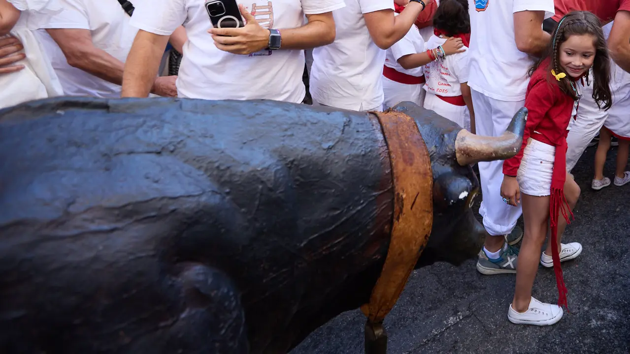 Encierro Txiki en la Cuesta de Santo Domingo de Pamplona durante las fiestas de San Fermín 2025. IÑIGO ALZUGARAY