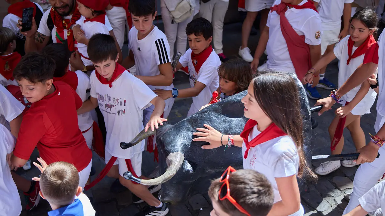 Encierro Txiki en la Cuesta de Santo Domingo de Pamplona durante las fiestas de San Fermín 2025. IÑIGO ALZUGARAY