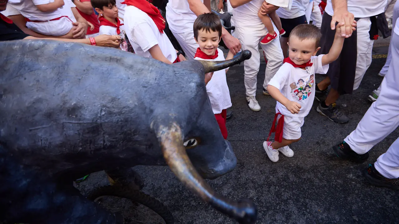Encierro Txiki en la Cuesta de Santo Domingo de Pamplona durante las fiestas de San Fermín 2025. IÑIGO ALZUGARAY