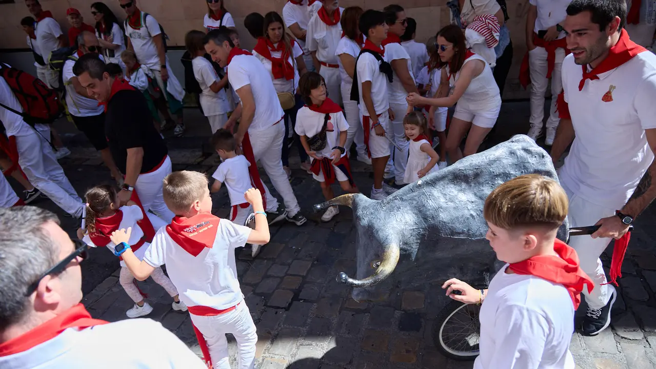 Encierro Txiki en la Cuesta de Santo Domingo de Pamplona durante las fiestas de San Fermín 2025. IÑIGO ALZUGARAY
