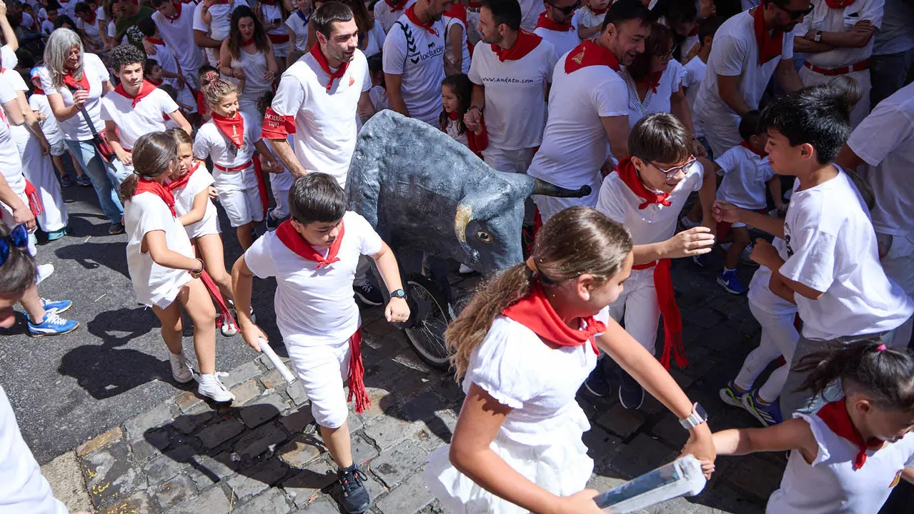 Encierro Txiki en la Cuesta de Santo Domingo de Pamplona durante las fiestas de San Fermín 2025. IÑIGO ALZUGARAY
